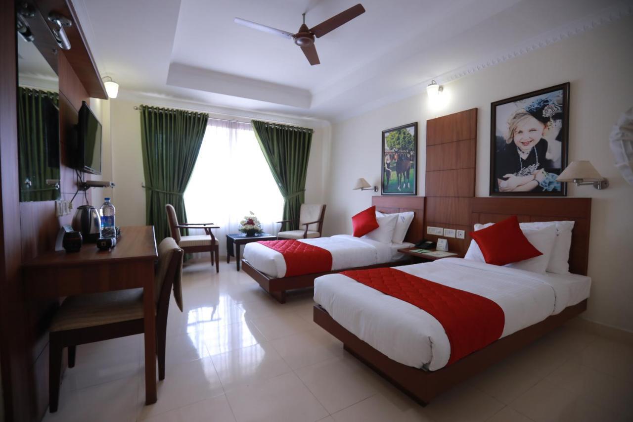 Hotel Peninsula Thrissur Экстерьер фото