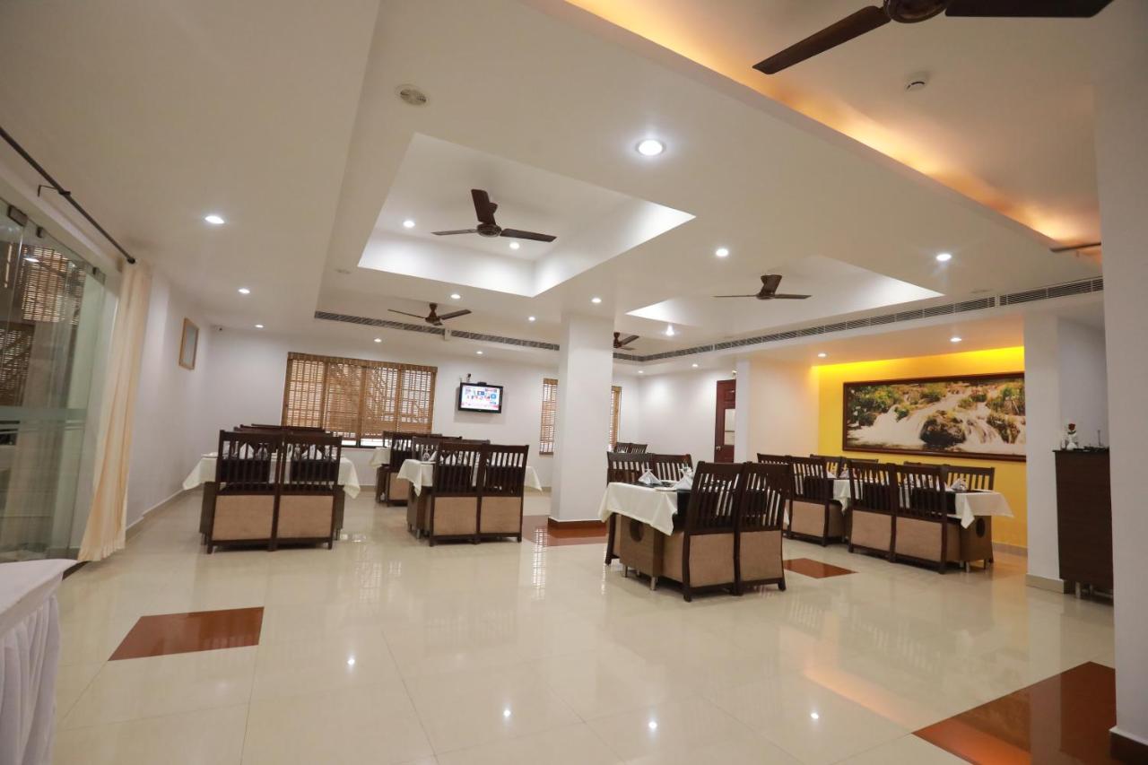 Hotel Peninsula Thrissur Экстерьер фото