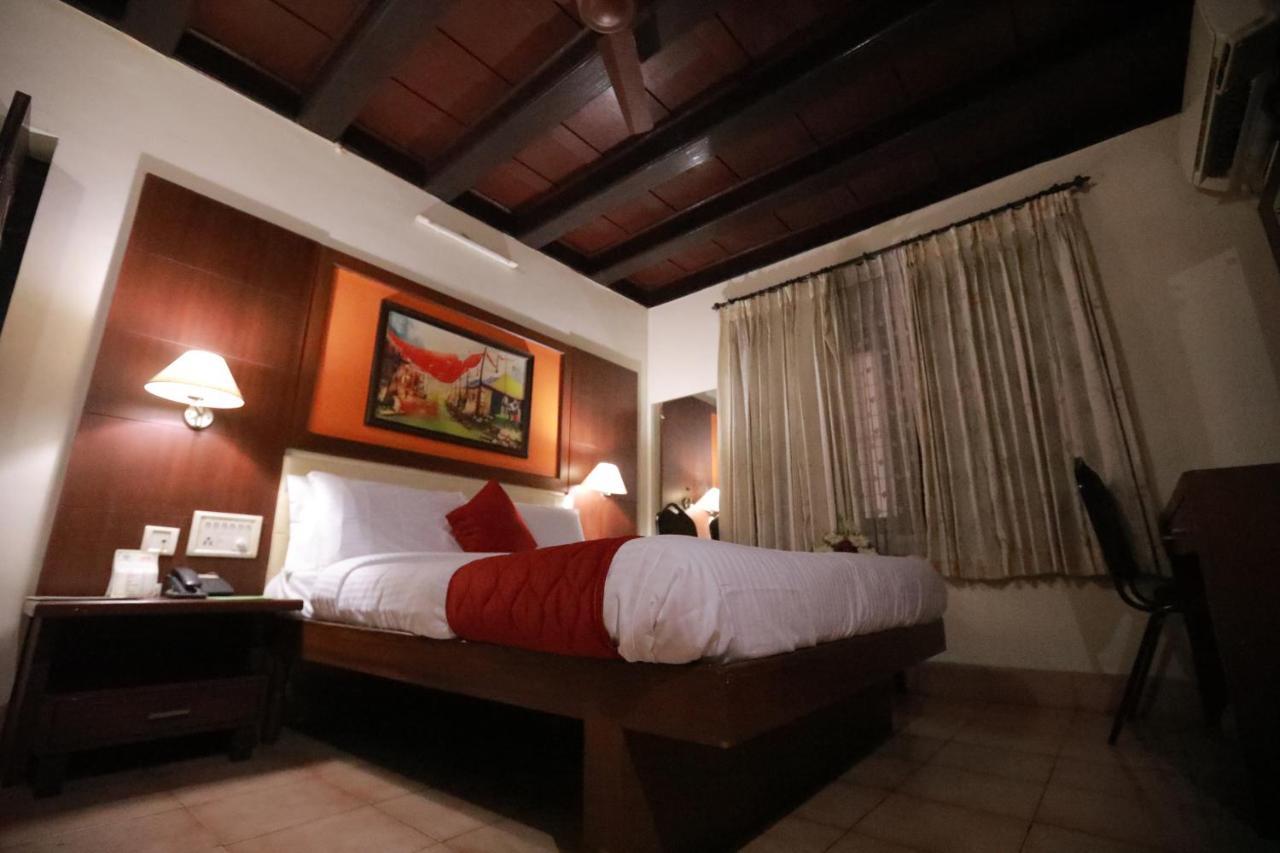 Hotel Peninsula Thrissur Экстерьер фото