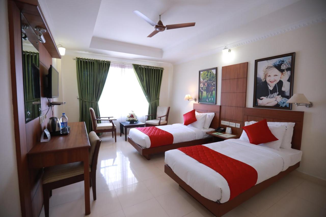 Hotel Peninsula Thrissur Экстерьер фото