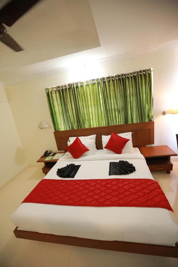 Hotel Peninsula Thrissur Экстерьер фото