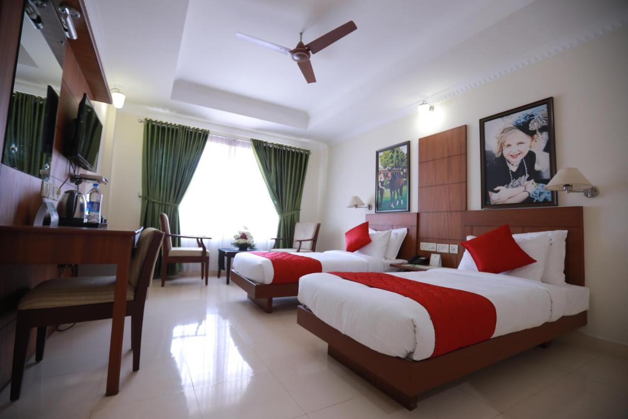 Hotel Peninsula Thrissur Экстерьер фото