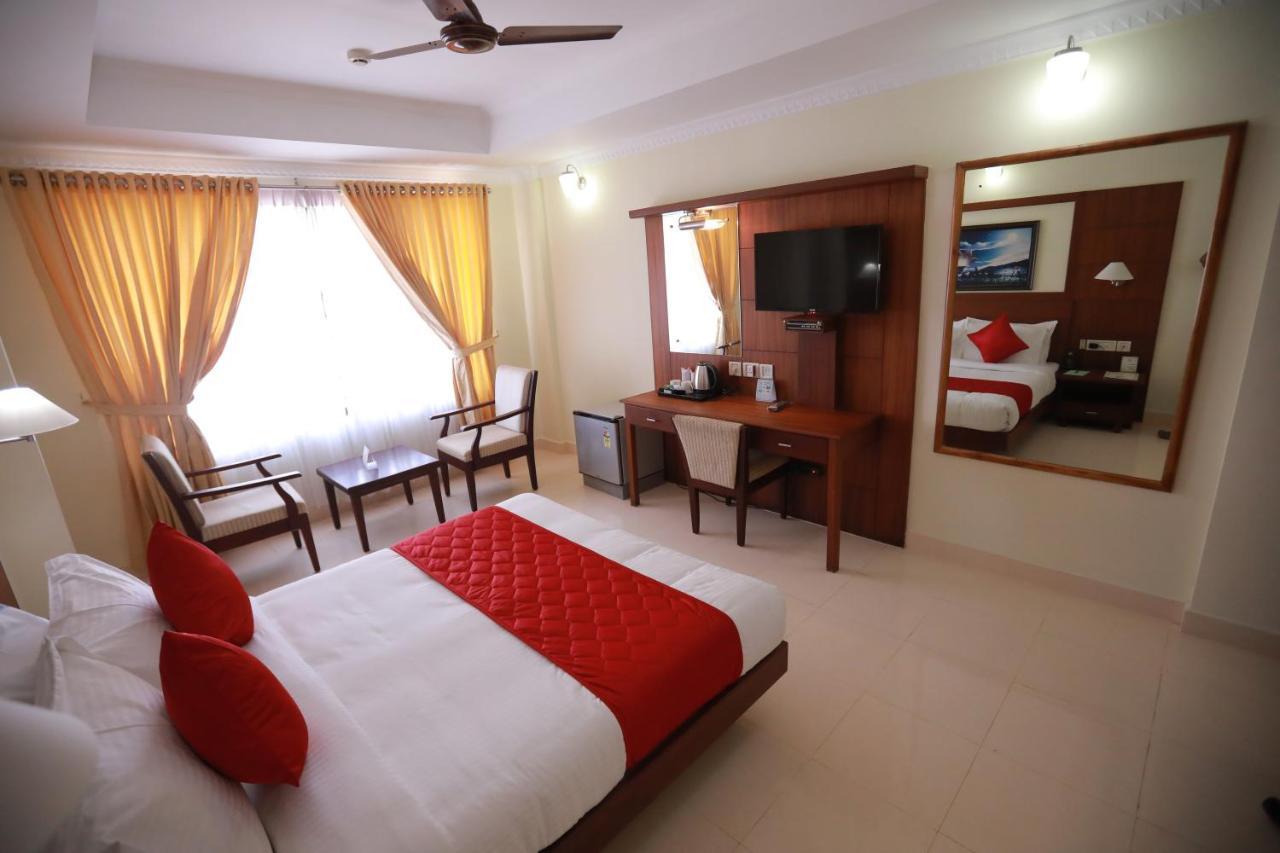 Hotel Peninsula Thrissur Экстерьер фото