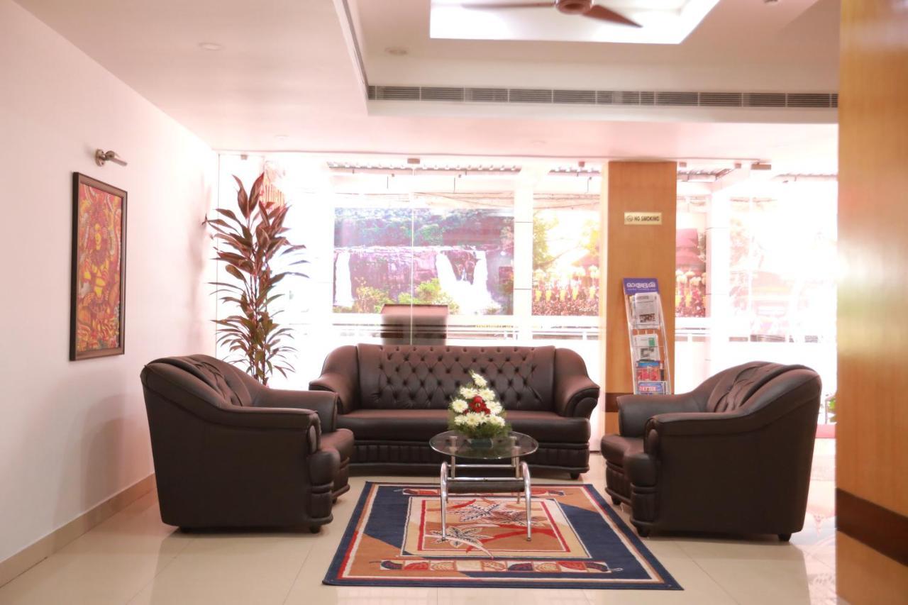 Hotel Peninsula Thrissur Экстерьер фото