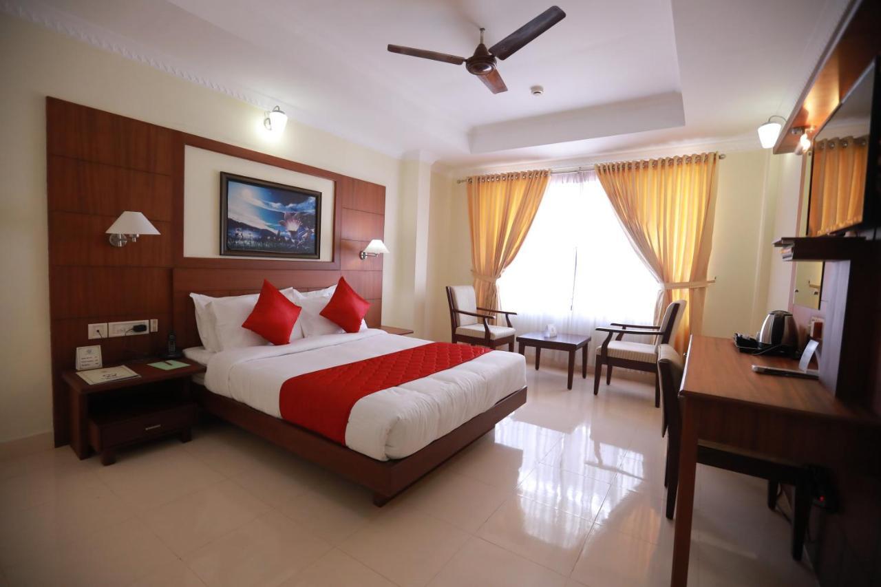 Hotel Peninsula Thrissur Экстерьер фото