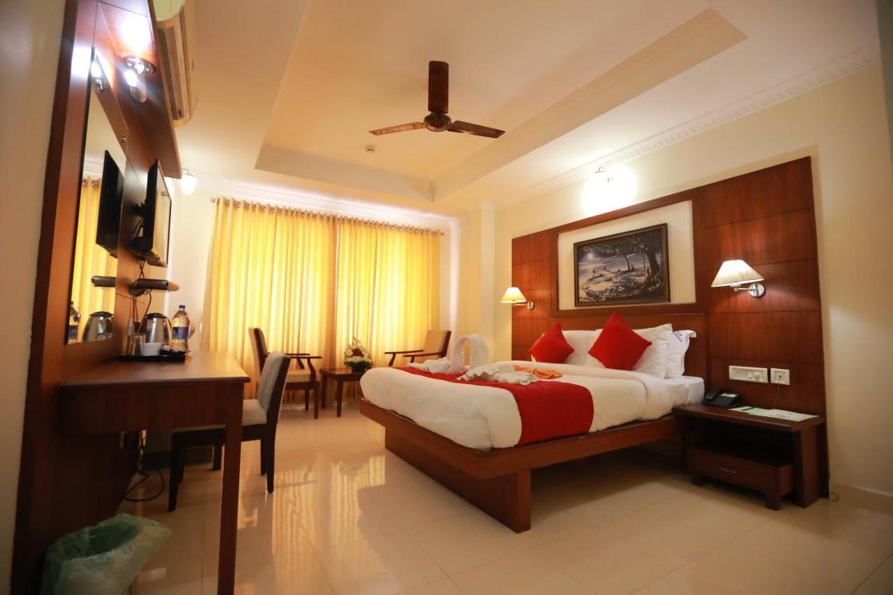 Hotel Peninsula Thrissur Экстерьер фото